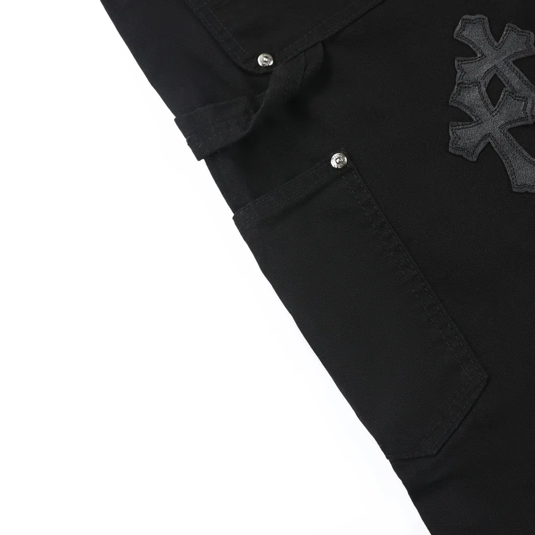 P280 💰 (Top version) Chrome hearts Cross patch leather jeans workwear logging pants Chrome hearts logging pants are here! ! ! CH Croix Heart Double Knee Cross Patch Leather Bo1 Style Logging Pants Straight-leg Work Pants B136 Croix Heart Cross Sanskrit Overalls Price 20W level, patchwork cross pattern embellishment, high-waisted washed jeans! ! Absolutely high-end luxury products, 1.9W level god-level single products, super popular products, made by top heavy industry, not to be missed. About Zangyin, this is an extremely luxurious fashion brand, which can also be called the nobles of the high street. It has always been an exclusive brand of some hipsters or rich second generation. Compared with ordinary high streets, it is more luxurious and noble. Compared with luxury brands, it has a more fashionable personality and has always been a brand that I have a special liking for. Imported yarn is custom-woven into a high-density twill canvas, which ensures a crisp silhouette while also making the fabric feel very delicate. It follows the B01 classic silhouette, with a crisp and stylish upper body. The ready-made garments are stone-ground and fermented, so they can be matched with any style. Buttons and zinc-drawn washables are genuine YKK retro metal products. Double-layered canvas on the front. Perfect details. All hardware is perfect. Size: S-XXL Color: Black